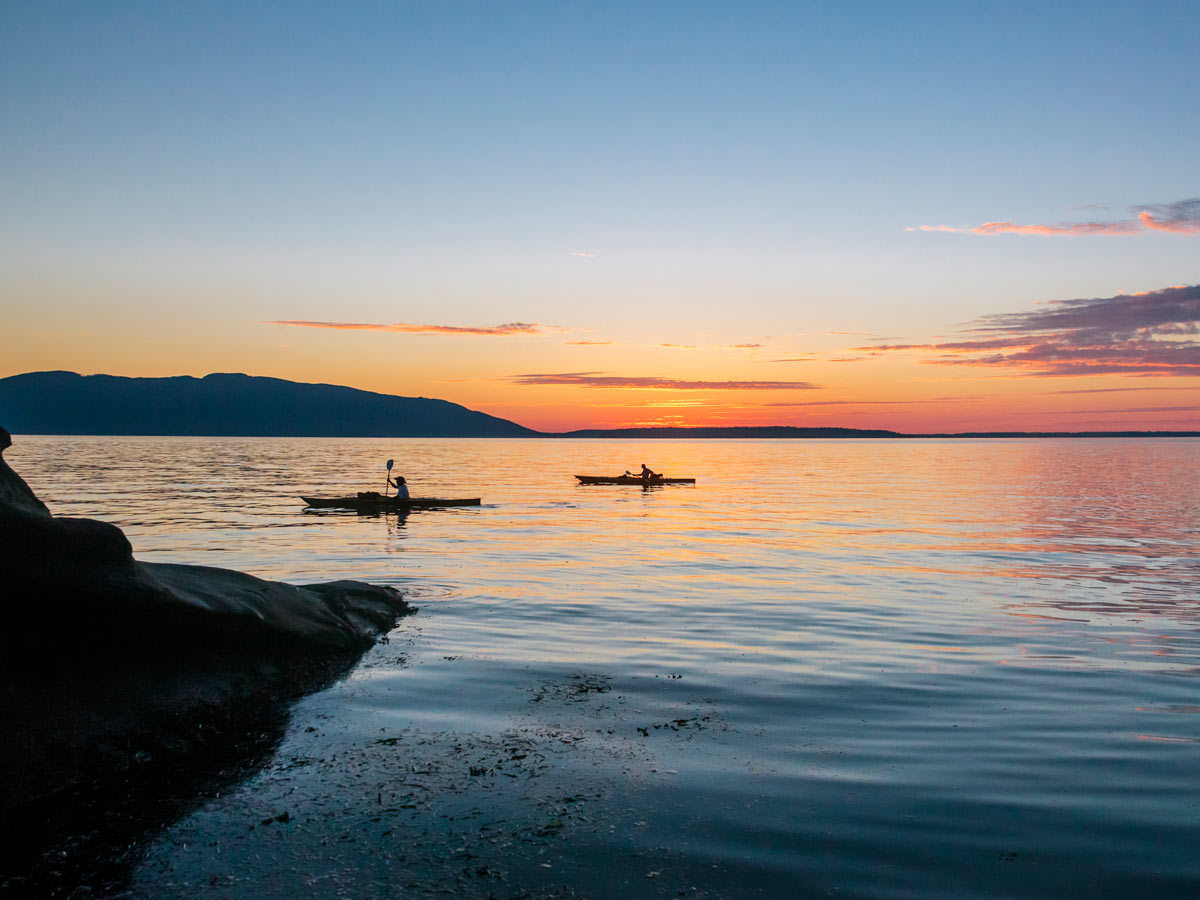 Kayak au coucher du soleil sur la mer de Salish