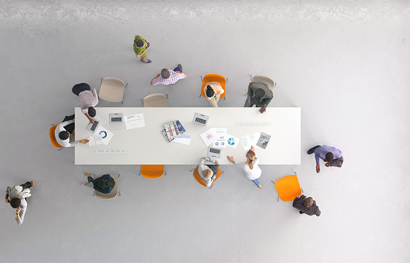 Vue du dessus, une table des professionnels travaillent autour d'une table de conférence