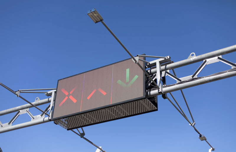 Image sur un panneau de circulation électronique installé à contre-courant et indiquant une voie ouverte et deux fermées.